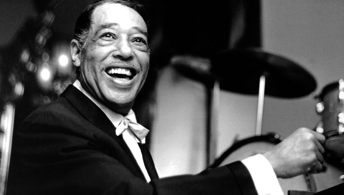 29 Avril 1899: Naissance de Duke Ellington, à Washington DC, aux États-Unis, pianiste de jazz Américain, actif entre 1914 et 1974. Également acteur et compositeur, auteur de l'album 'Ellington Showcase' en 1955. Il reçoit un Prix Pulitzer à titre posthume #DukeEllington