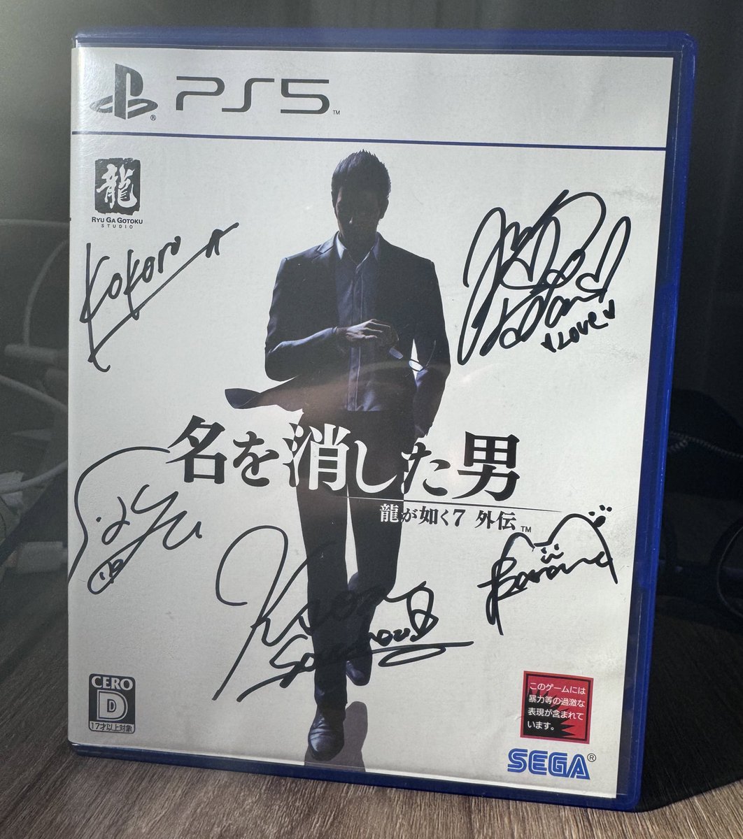 I received this awesome gift! Thanks @ayu_seseragi @ksononair @coocoooroooo @AiSayama @kanameai !! 🫡

@RGGStudio @ryugagotoku Gaiden signed by the legends! 🐉👍🏼