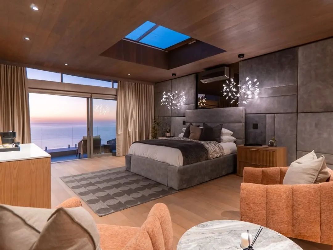 📍Atlantic Seaboard, Cape Town 🇿🇦
💰ZAR195,000,000🇿🇦
💰USD10,383,386🇺🇲
Tag someone who need to see this❤️
VAT inclusive
6 beds
6.5 bath
10 car parking
Lift
Seaview
Gym
Cinema 
Fully furnished
Walk in fridge& freezer
Bar
Staff accommodation
Firepit
Recessed lighting
3 level home