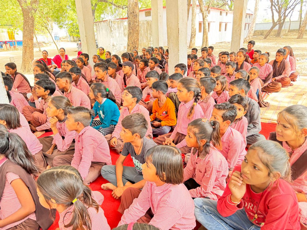 School children in Mahoba District, Uttar Pradesh are taking big strides towards a brighter, healthier future! @UNOPS is increasing awareness amongst students in Pachpahra, Baniya Tala, Raipura Kalan, and Bamhori Gosain on climate change, health, and hygiene. #educationforall