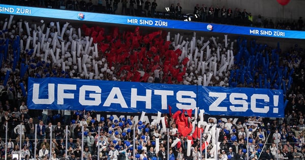 Du hast kein Ticket für das alles entscheidende Finalspiel ergattern können? Komm am Dienstag trotzdem zur Swiss Life Arena und unterstütze unser Team vor Ort! Die ZSC Lions werden vor dem Restaurant «Zett» Festbänke und eine Grossleinwand aufstellen 👇 zsclions.ch/news/artikel/g…