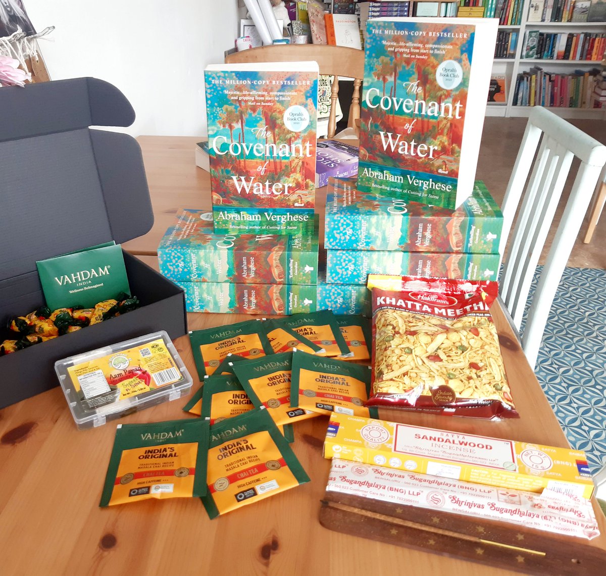 This 'snack themed' bookclub surprise has gone down very well with attendees. So authors, show me your book and which snacks should accompany it! ( drinks too!) @GrovePressUK @AtlanticBooks