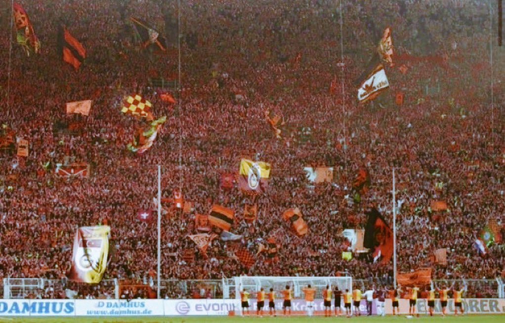 Pazar günü oynanacak Galatasaray - Sivasspor maçının tüm biletleri 15 dakika içerisinde tükendi. Maç kapalı gişe 56.000 kişiyle oynanacak. Kırmızı duvar.
