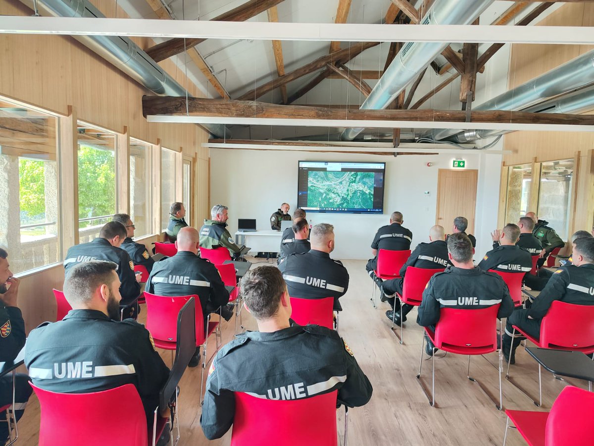 Agradecemos á @UMEgob a presenza en Galicia estes días dun pelotón de intervención desta unidade procedente de León, que permitiu reforzar os protocolos de colaboración e coordinación co persoal do Servizo de Prevención e Defensa contra os Incendios Forestais da @Xunta.