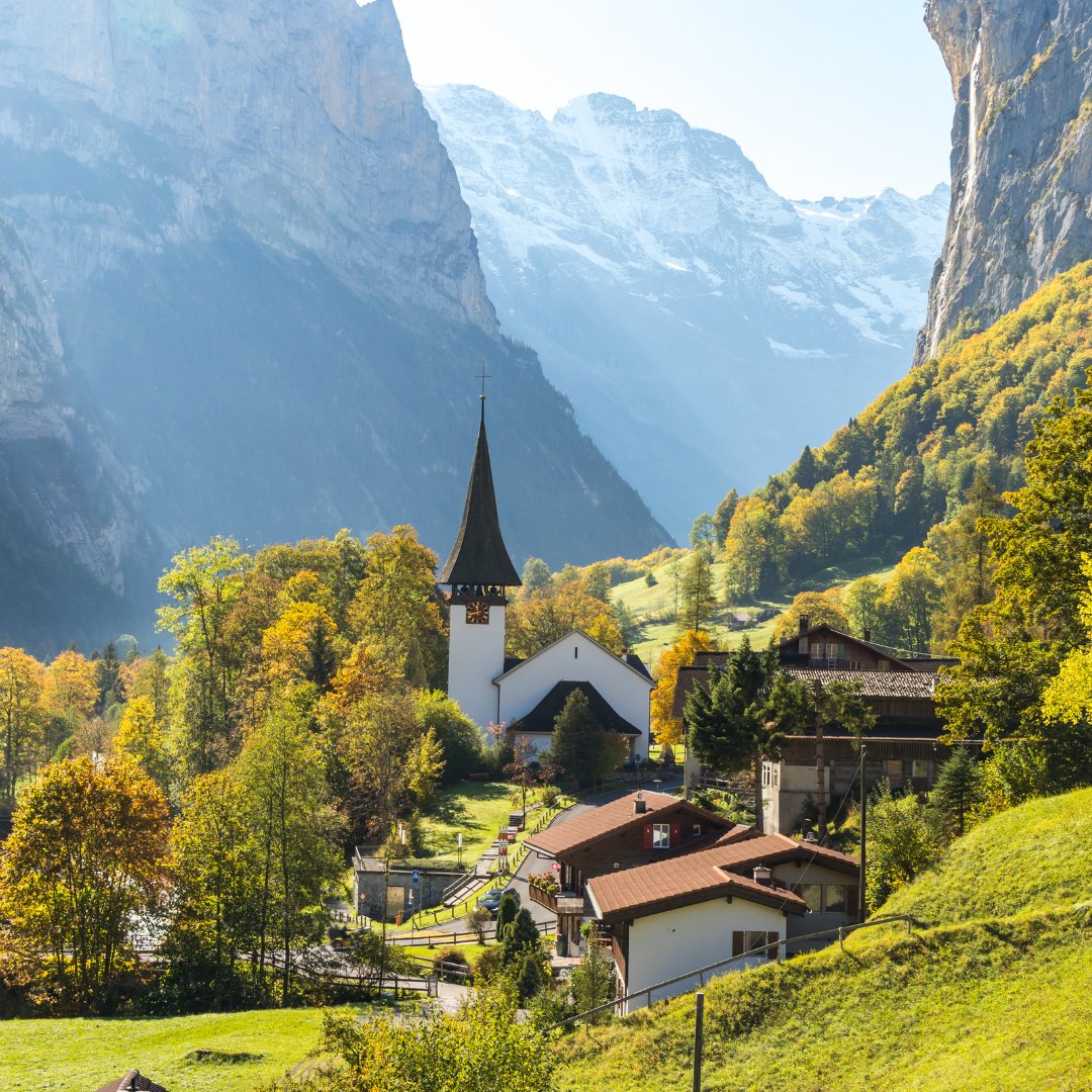Europe's fairytale towns! From the Alpine beauty of Lauterbrunnen to the medieval allure of Eguisheim, each town has its own enchanting story to tell. Discover more hoppa.com/en/discover/bu… #FairytaleTowns #Hoppa #ArriveHappy