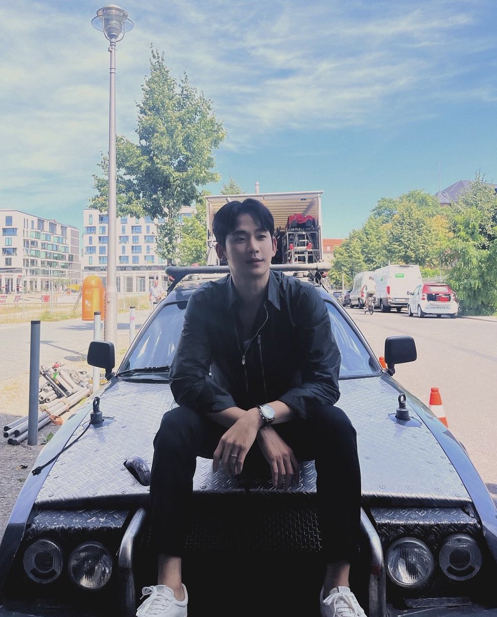 sitting on the hood of the car while flexing his ring yes we GET you sir

#QueenOfTears #KimSoohyun