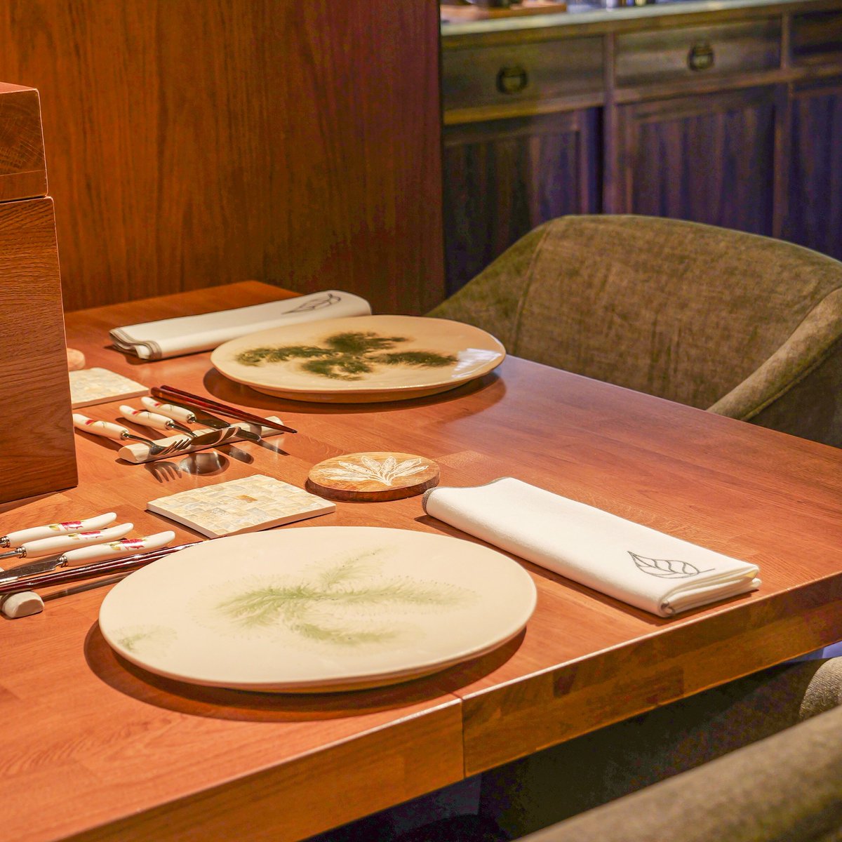 Para saber qué se siente al sentarte en nuestra "Mesa del chef" de la mano de <a href="/rdelacalle/">Rodrigo de la Calle</a>, no dudes en venir a El Invernadero. 
Te aseguramos que querrás repetir. 

#elinvernaderorestaurante #omakase #mesadelchef