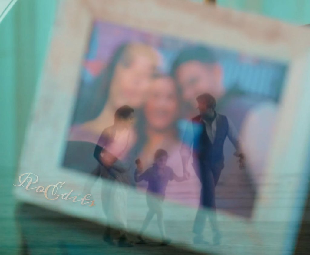 5 years bck, one piece 🧩 of the puzzle went missing, nw destiny brought tht piece to complete that puzzle  - #MaAnU 👨‍👩‍👧

Three pure Souls Who meant to be together 👨‍👩‍👧 🥹 

Anu's reflection on That photo frame is purely #GulshanShah's Magic ✨ 🪄 🫶
#Anupamaa #AnujKapadia #MaAn