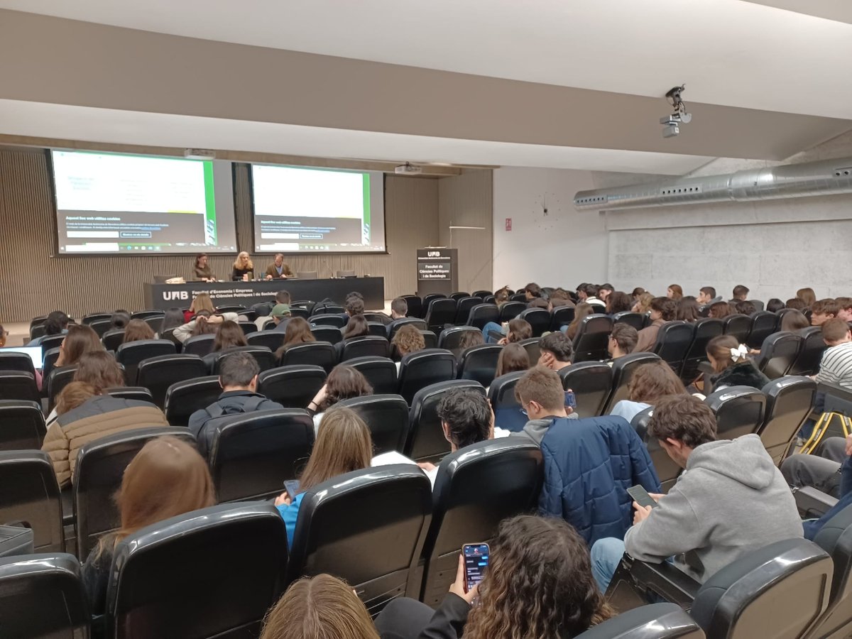 #UABers de @PolitiquesUAB participen en una simulació de l'@Europarl_CAT al campus.
✅ Adoptaran el rol d’eurodiputats de diferents grups parlamentaris i discutiran 4 propostes legislatives sobre:
▪ conciliació
▪ seguretat vial
▪ protecció consular
▪ serveis digitals

#UAB