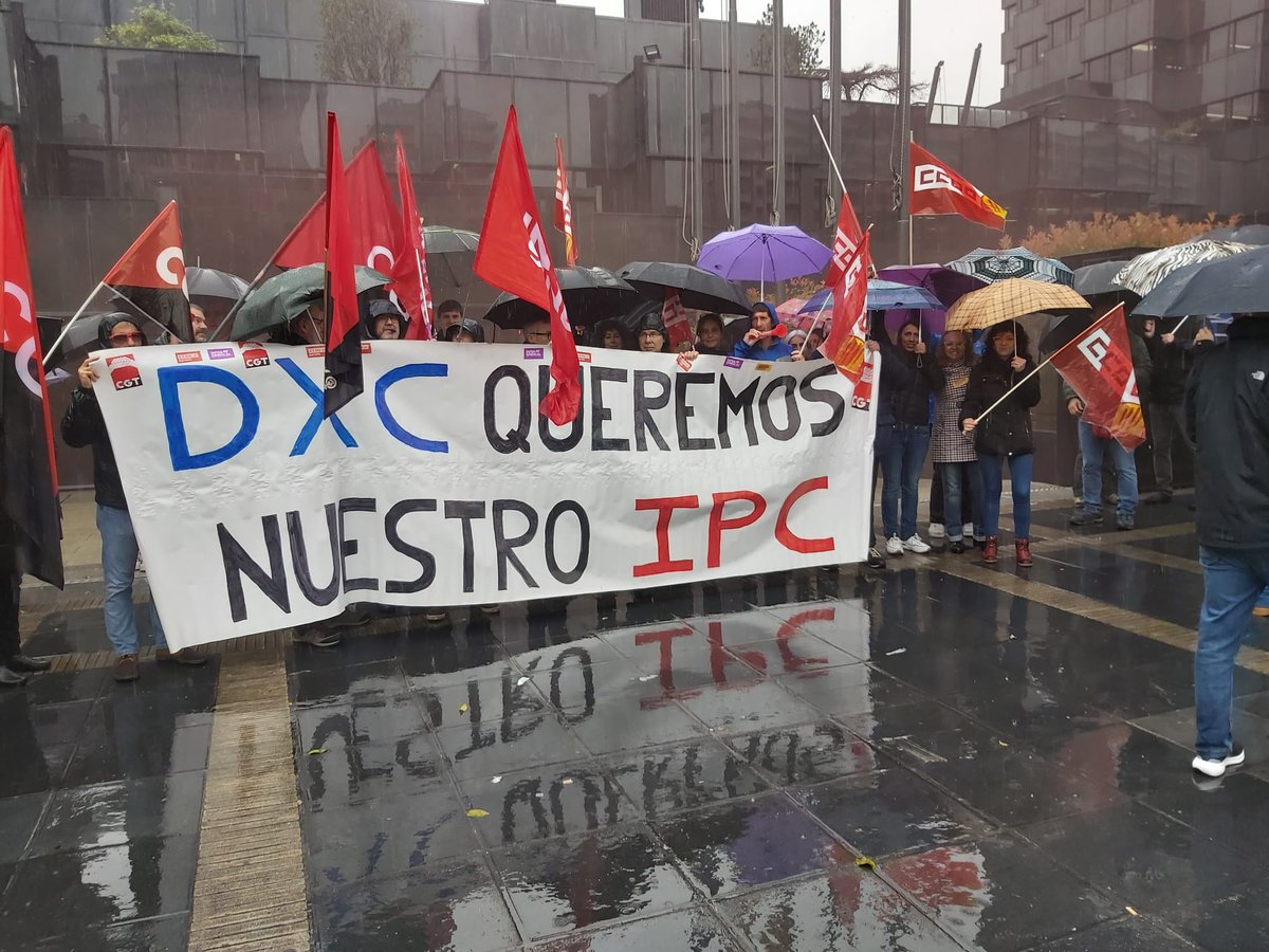 ccoo_serveiscat's tweet photo. Tot i la pluja, continua la vaga i concentració de persones treballadores de DXC Technology
#HuelgaDXC #DXCStrike https://t.co/A8gs4J5kzg
