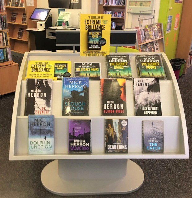 'Welcome to the underbelly of the Secret Service' Archwiliwch fyd dosbarthedig y ffilm gyffro ysbïwr gyda'n casgliad Mick Herron. 📚 Explore the classified world of the spy thriller with our Mick Herron collection. #ReadTheSecretHours