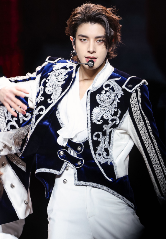 AboutMusicYT's tweet photo. ENHYPEN's Jake is charming in new photos. https://t.co/bKkYhzhfRi