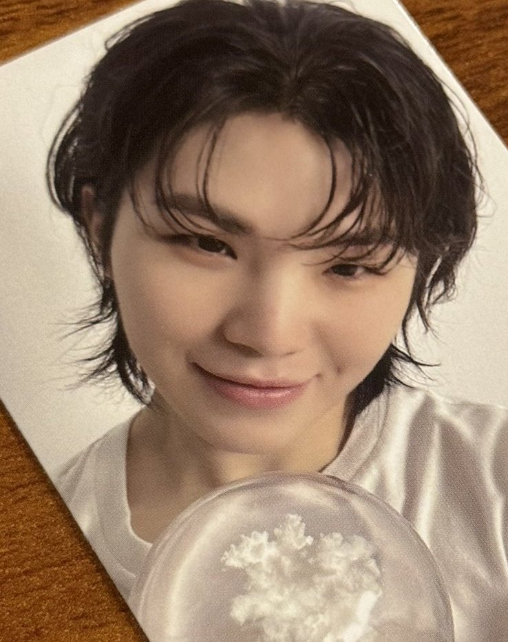 everyone PAUSE 😭 babygirl woozi photocard keep coming 😭🤍