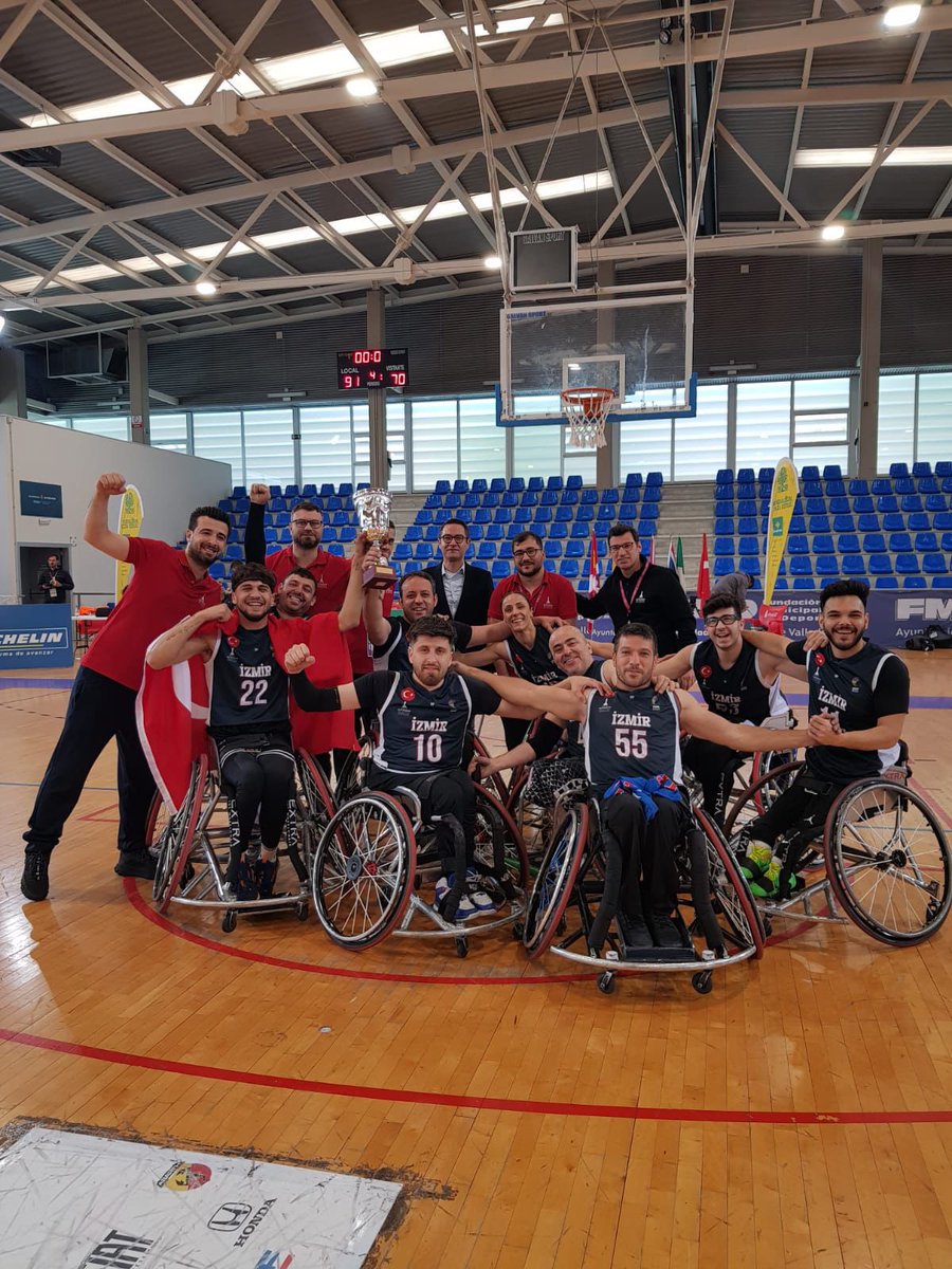 İspanya’da düzenlenen EuroCup-3 Tekerlekli Sandalye Basketbol turnuvasında, İzmir Büyükşehir Belediyesi Basketbol Takımımızın kazandığı Avrupa ikinciliği hepimizi gururlandırdı.👏 Sporcularımızı, antrenörlerimizi ve teknik ekibimizi elde ettikleri bu başarı için tebrik ediyorum.