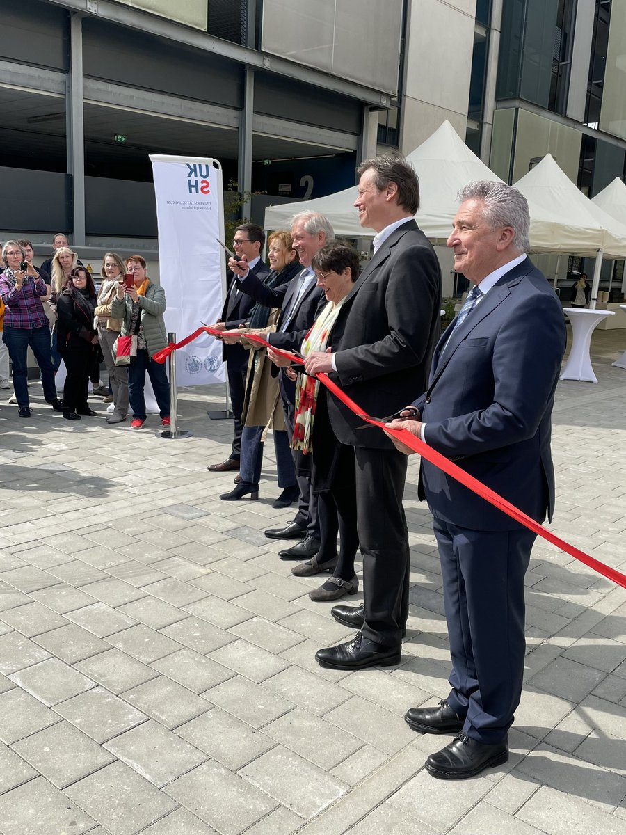 Eröffnung des neuen Laborzentrums am #UKSH: @MonikaHeinold und @PrienKarin weihen gemeinsam mit dem UKSH-Vorstand das neue Zentrum am Campus #Kiel ein. @Bildung_SH