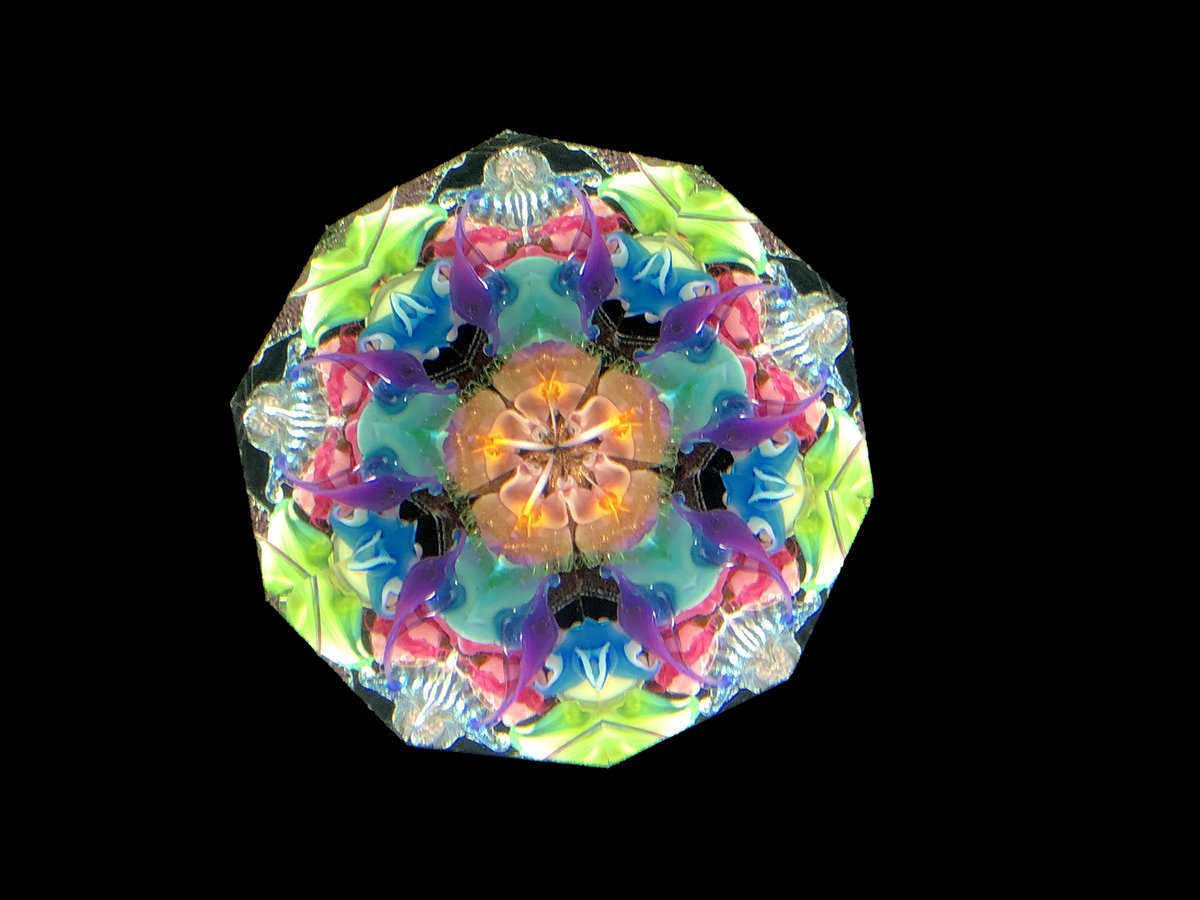 Cherry Blossom  Ltd.21/25  
by Peggy & Steve Kittelson  

oil chamber scope

2 mirror system  5-point star image

mukashi-kan.com/SHOP/wd-361.ht… 
#万華鏡 #カレイドスコープ昔館 #Kaleidoscope📷 #万花筒