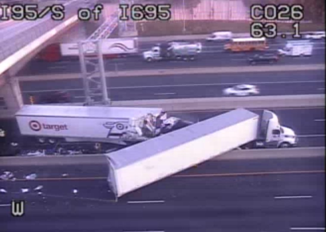 Crash involving two tractor trailers in the I-95 Express Lanes NB. The left lane gets by and two left lanes are blocked on I-95 NB/thru lanes. Delays start north of the I-895/I-95 split. @wbalradio @98Rock #wbaltraffic #mdtraffic #Rossville