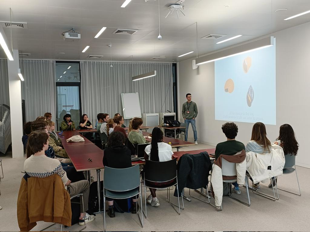 Students of 'Parasitology and One Health', elective course for the 3rd year in Biology and in Biomedical Sciences of @uhasselt get introduced to the parasitological research @africamuseumbe @BiologyKULeuven @LBEG_Lab @KULeuvenKulak by @rubenschols. Thanks for the warm welcome!