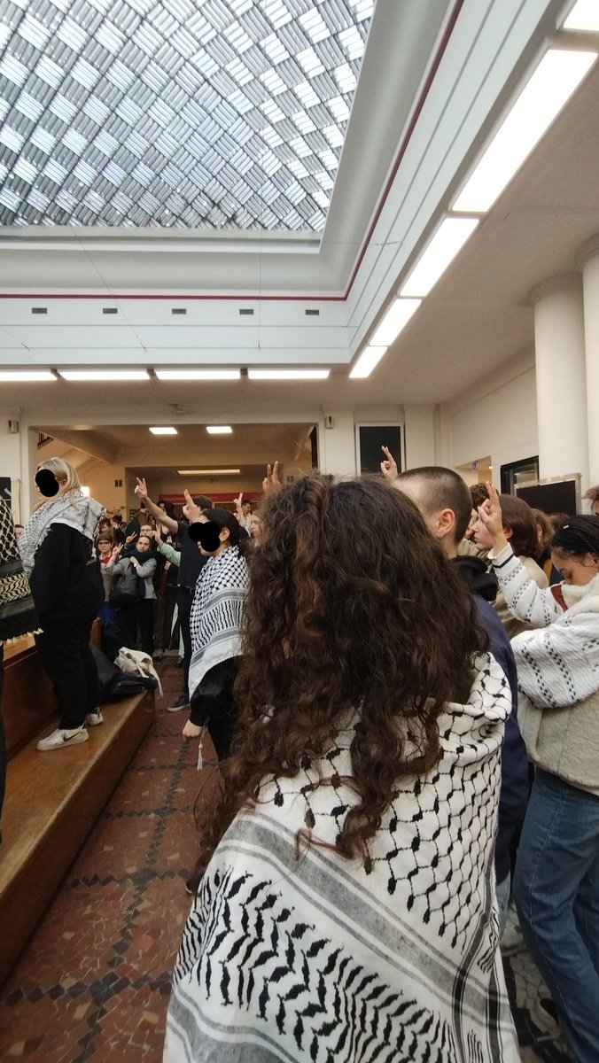 Les étudiants de Sciences Po toujours mobilisés pour un #cessezlefeuGaza ! 🔥 On vous l'a dit : on ne baissera pas les yeux. Gloire aux étudiants de la #Sorbonne qui se mobilisent aussi ✊ 👉 Nous sommes une jeunesse pacifiste et déterminée.