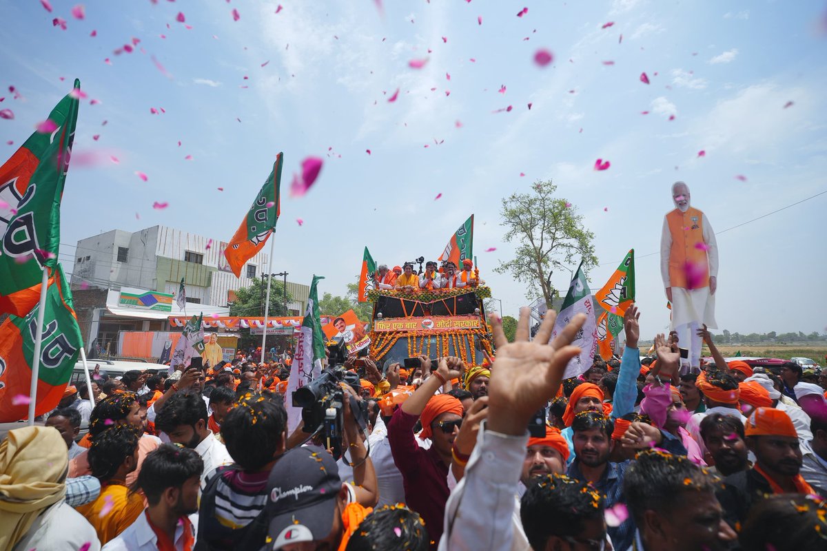 इंदौर में कांग्रेस लोकसभा प्रत्याशी को भाजपा में शामिल करने का खेला करने के बाद अमेठी में रोड शो कर रहे CM मोहन यादव। यह मुस्कान और दृढ निश्चय साफ बता रहा है, कांग्रेस का सुपड़ा साफ है इस बार एमपी में 😅✌️