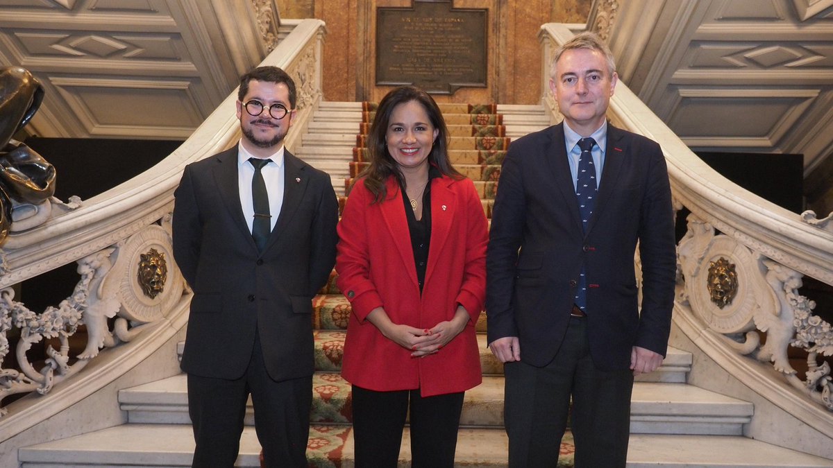 🌎🇨🇱 Estamos en la mesa redonda ‘Democracia en América Latina: una perspectiva desde Chile’ dialogando sobre los desafíos democráticos en la región y su impacto en Chile. 👥 Con @gdelafue, León de la Torre, Javier Velasco, @estherdelcampus y @ceciliab. 🤝 @EmbaChileEspana.