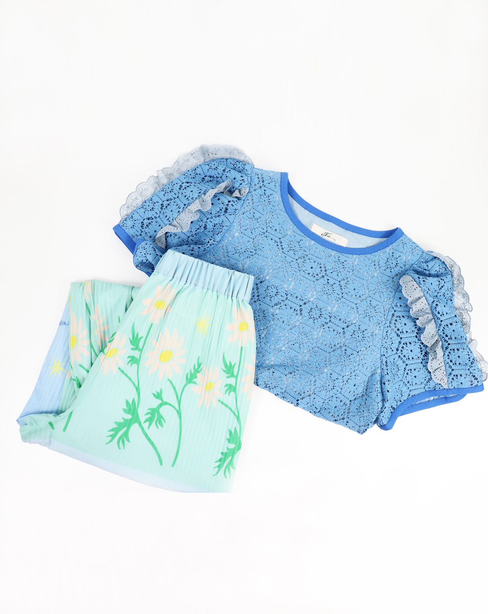 JINE_Whisper's tweet image. #todayscode 
もしも旅先で少し華やかな場所へ
出かけるなら🍹

レースをふんだんに使った
ニュートップスがおすすめ！
裾をインするとショートトップスにもなる2wayデザインは旅先の着回しコーデにも役立ちます🕊️

プリーツパンツもシワにならずリラックス出来て最高✨