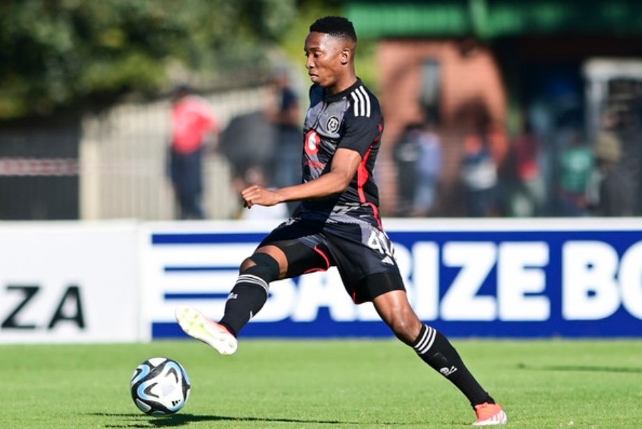 Another stellar performance by Thalente Mbatha scoring in style for @orlandopirates in their dominant 4-0 victory against Royal AM in the #DStvPremiership 🙌 ⚽🏴‍☠️☠️🔥

📷: Gallo Images 

#ThalenteMbatha #OrlandoPirates #OnceAlways #ProsportInternational #ChampionsGoBeyond