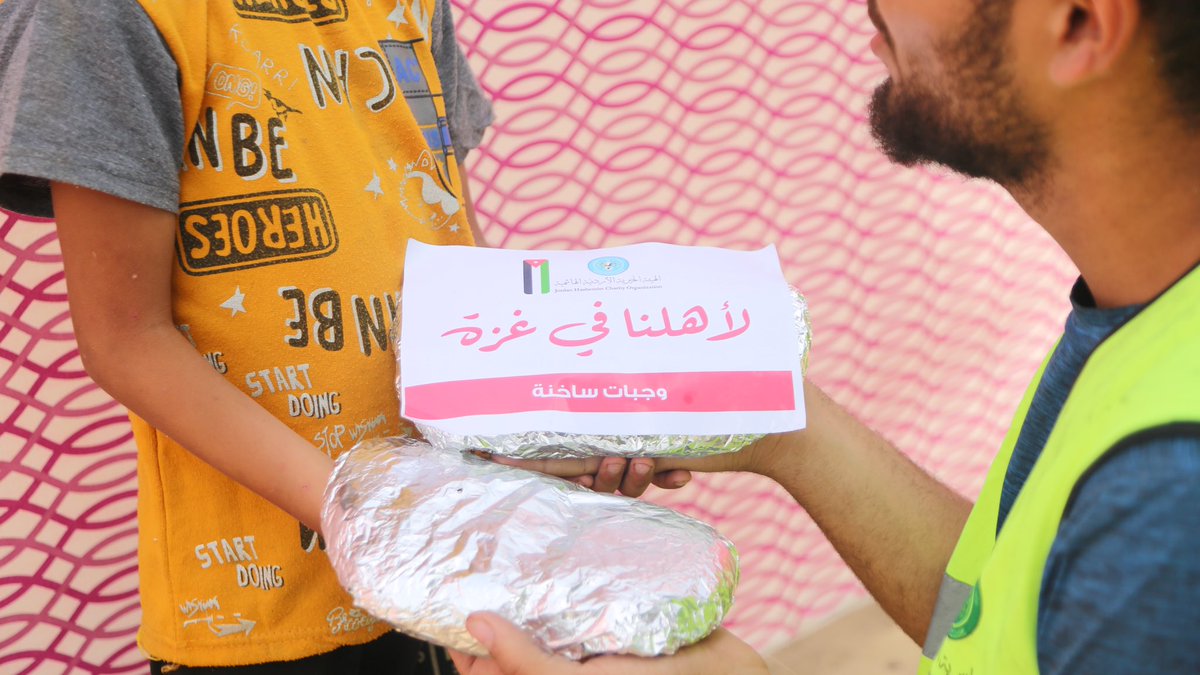 ٢٨٠ ألف وجبة ساخنة تم توزيعها لأهلنا في غزة بالشراكة مع عدد من المنظمات والمؤسسات ومنذ بداية الأزمة. #لأهلنا_في_غزة