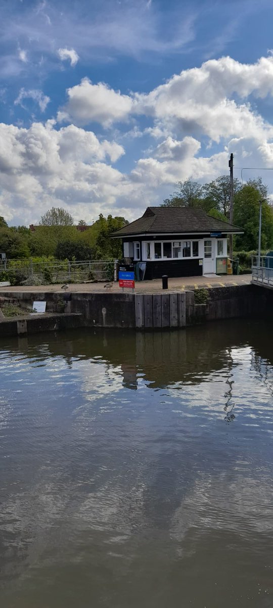 TMYCthames's tweet image. #HereWeGoAgain Thames rising after more rainfall. Molesey Lock waiting area under water &amp;amp; back to Red Boards #TMYC #Thames #MoleseyLock #Flood #RedBoards #Boats #Hampton #HamptonCourt