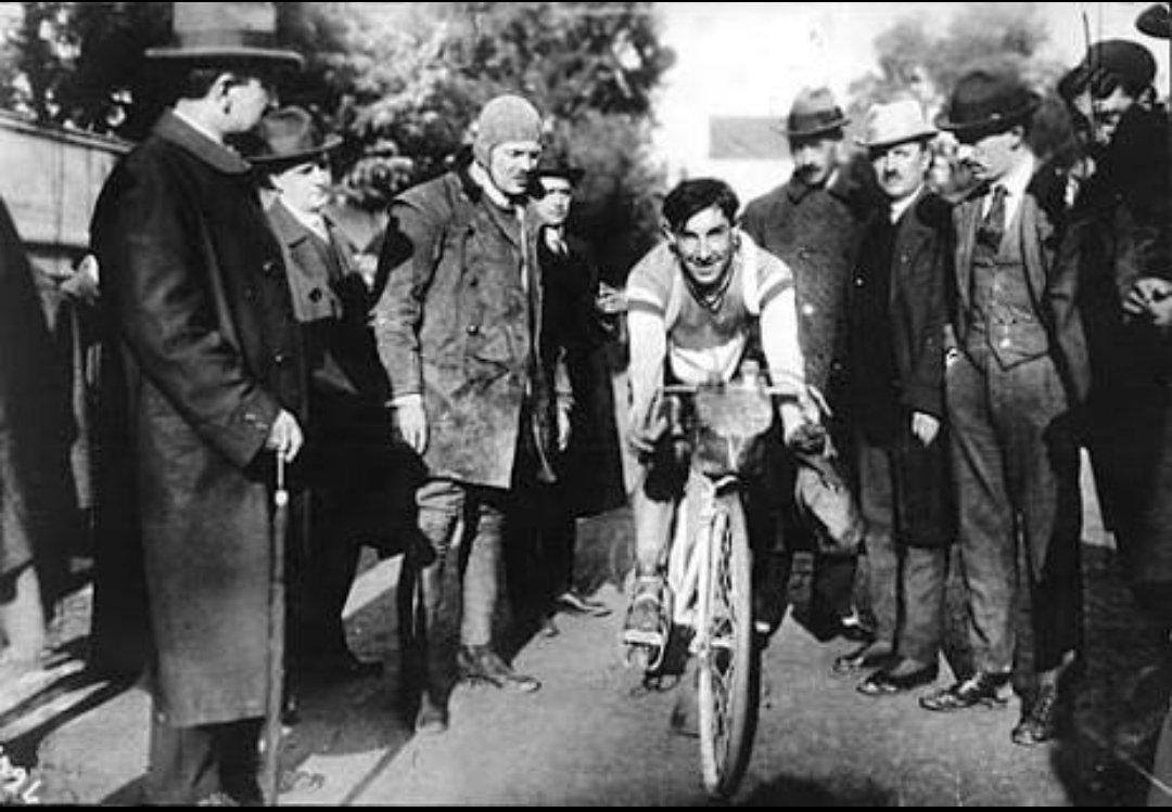 The longest stage in Giro d 'Italia history was the 3rd stage of the 1914 edition. From Lucca to Rome, 430km won by Costante Girardengo(Ita)