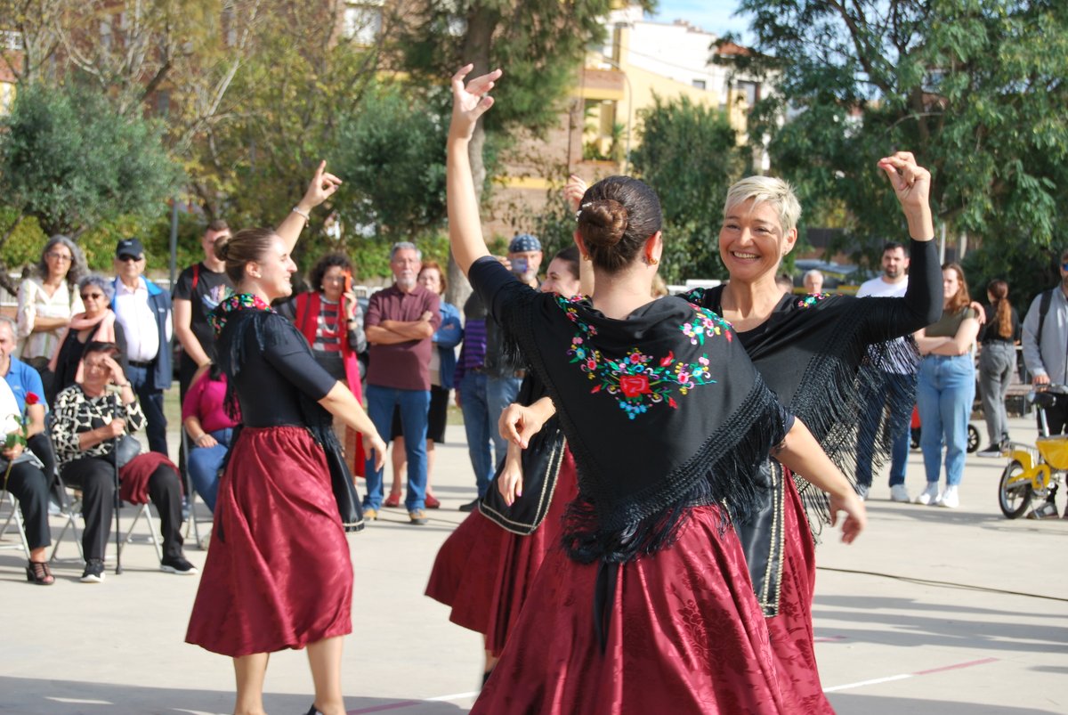 𝗗𝗜𝗔 𝗗𝗘 𝗟𝗔 𝗗𝗔𝗡𝗦𝗔

Celebrem el #DiadelaDansa amb les seccions de l'#AteneuSantJust que practiquen balls tradicionals, com és l'#Esbart, i també amb el grup de claqué, els balls en línia i els balls de saló

👏🏽 La dansa també és #cultura!

#SomCultura #AteneusCat