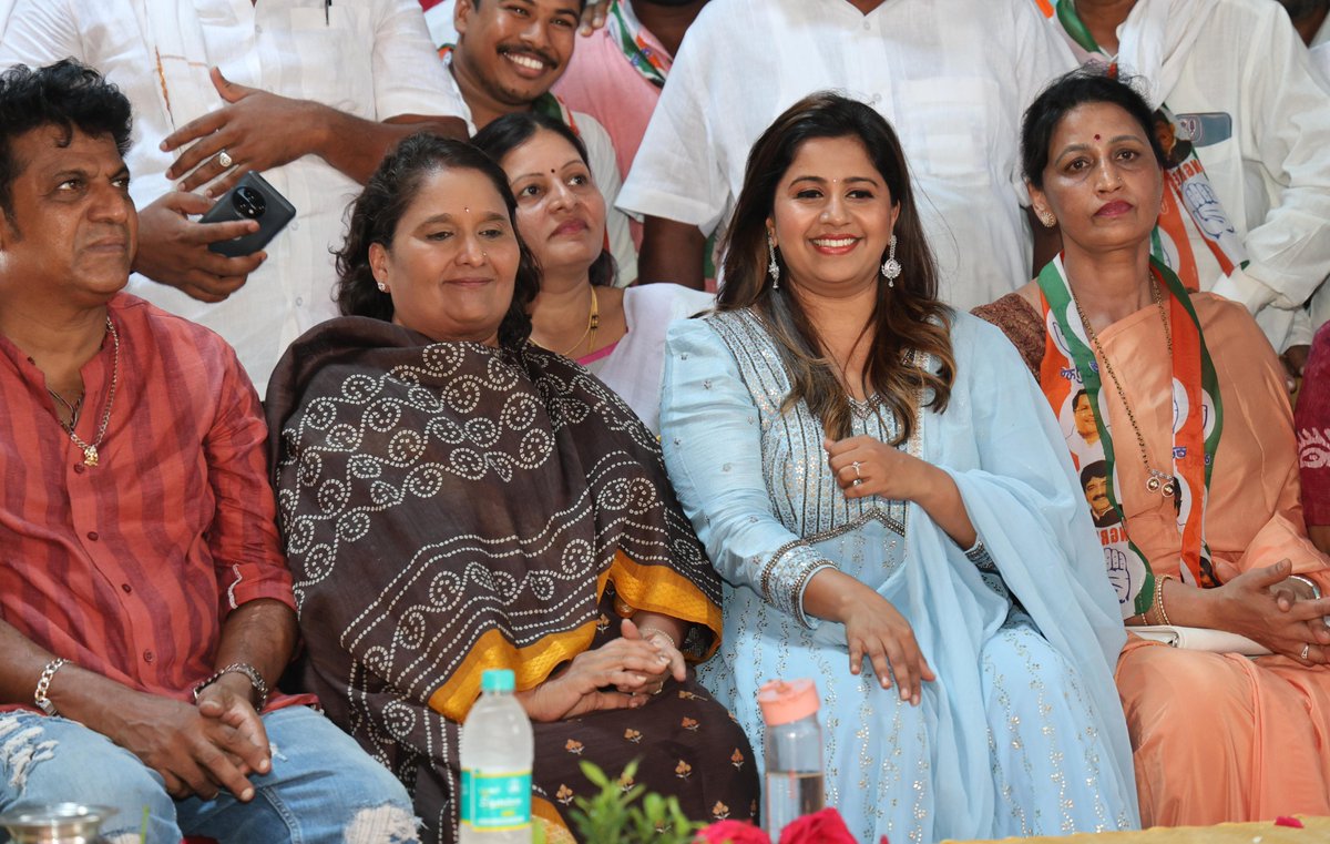 Geetha_Shivann's tweet photo. ಶಿಕಾರಿಪುರ ವಿಧಾನಸಭಾ ಕ್ಷೇತ್ರದ ಹಿತ್ತಲ ಗ್ರಾಮದ ರಂಗಮಂದಿರದಲ್ಲಿ ಆಯೋಜಿಸಲಾಗಿದ್ದ ಕಲ್ಮನೆ, ಚರ್ಚೆಗುಂಡಿ ಹಾಗೂ ಹಿತ್ತಲ ಗ್ರಾಮ ಪಂಚಾಯತಿ ಮಟ್ಟದ ಪ್ರಚಾರ ಸಭೆಯಲ್ಲಿ ಭಾಗವಹಿಸಿ ಮತಯಾಚನೆ ಮಾಡಿದೆನು..
#ParliamentElection2024 #LokSabhaElections2024#MemberOfParliament #Madhu_Bangarappa #shivamogga #shivarajkumar https://t.co/dAXLZWukCX