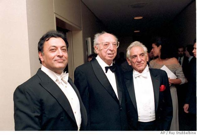 Zubin Mehta con Aaron Copland e Leonard Bernstein al Lincoln Center per festeggiare gli 85 anni di Copland. Una foto del 1985