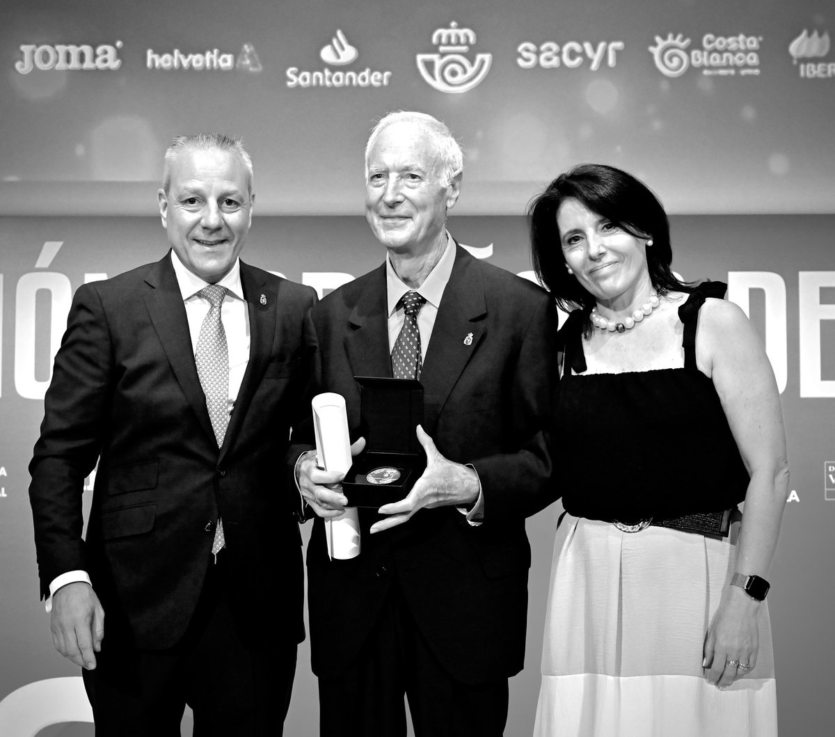 🖤 Consternado con la pérdida de José Antonio de la Peña Arranz. Un hombre de balonmano que fundó el <a href="/MuskizEskubaloi/">Muskiz Eskubaloia</a>, del que era Presidente de Honor, y que tanto le ha dado a nuestro deporte. Mi más sincero pésame a su familia y amigos.

D.E.P.