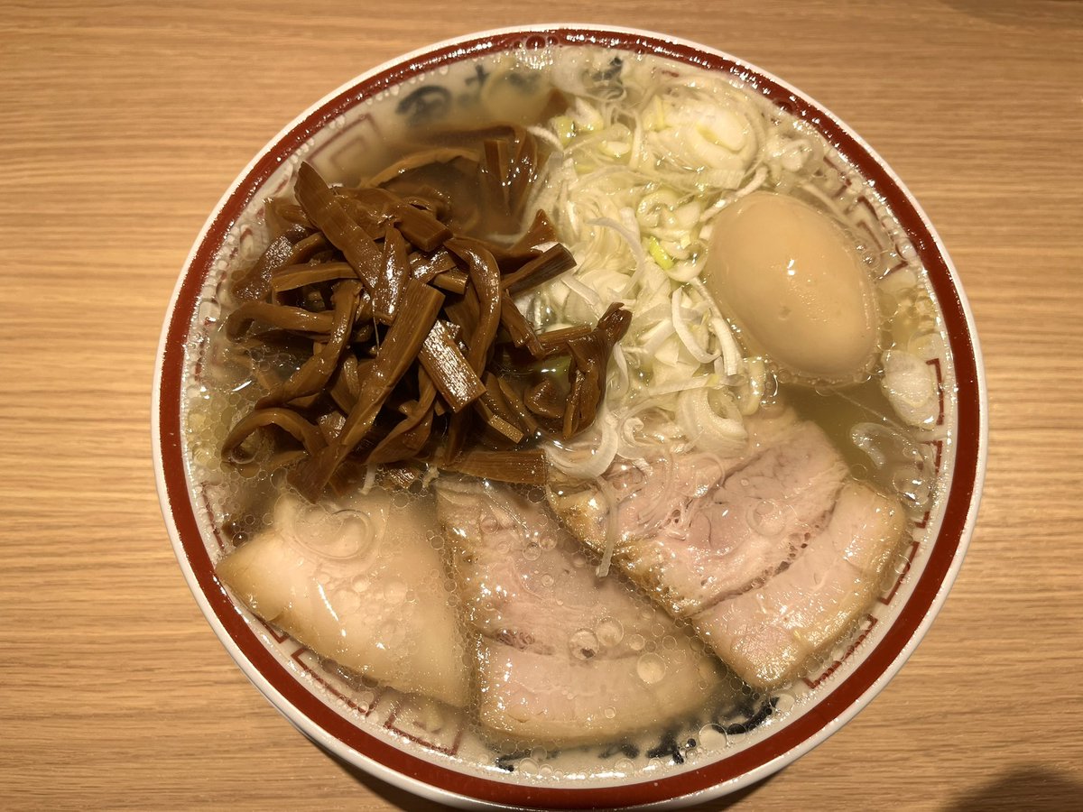 九段下 田中そば店
味玉中華そば
喜多方ラーメンみたいな豚バラ肉と豚清湯のスープが美味しい。ずっと飲んでられる系のスープなんだよな😌