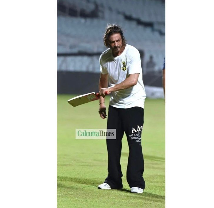 .@iamsrk & #AbRam were seen playing some cricket at the Eden Gardens last evening! #SRK #ShahRukhKhan𓃵 #ShahRukhKhan𓀠 #KKR #IPL2024