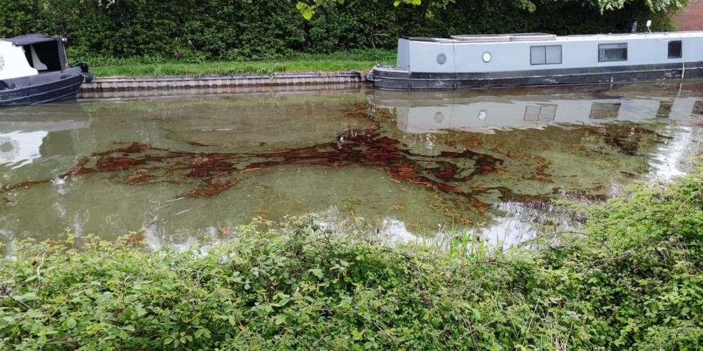 Please do not pump out oily boat bilges into the canal. This is exactly what's happened in this photo (not the boats in the photo). We had to close the canal whilst we carried out a clean up operation to protect the environment. ow.ly/zCRk50RqsPp