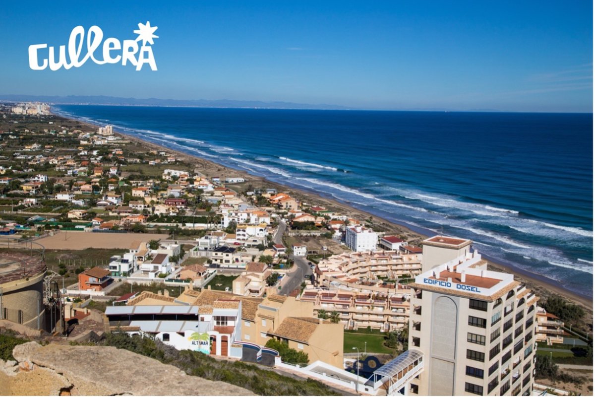 La playa de arena se extiende hacia las aguas turquesas del Mar Mediterráneo que, tranquilo, te invita a crear recuerdos inolvidables   ¿Has estado ya en Cullera? ¡Cuéntanos tus mejores vivencias! #VisitCullera #CulleraSiempre