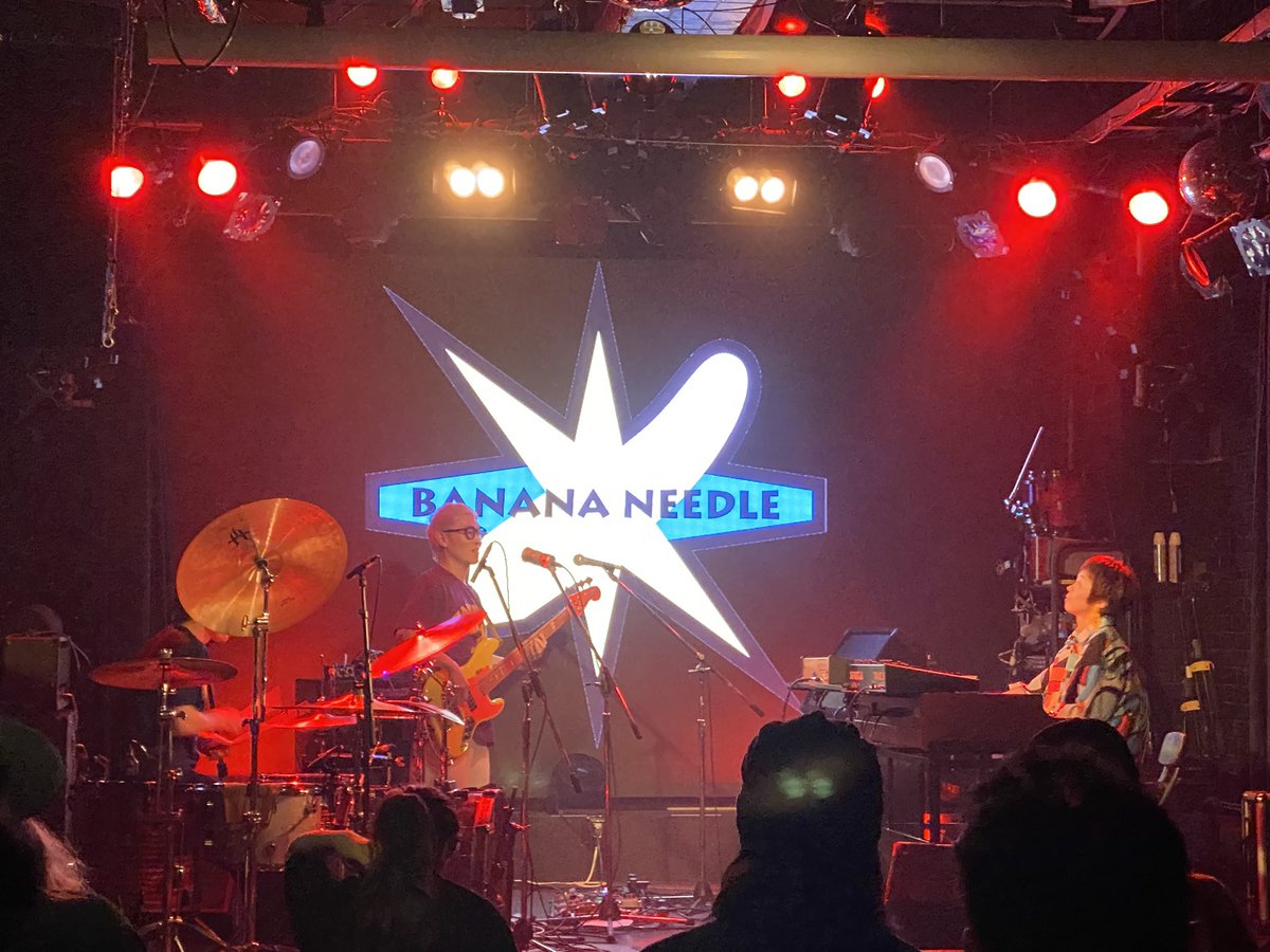 続いては、BANANA NEEDLE！
もうお祝い事には欠かせない存在です！
とにかく勝手に体が動き出す、踊れるインストサウンド！
今日もハモンドオルガンがシブくてキレキレだぜ！