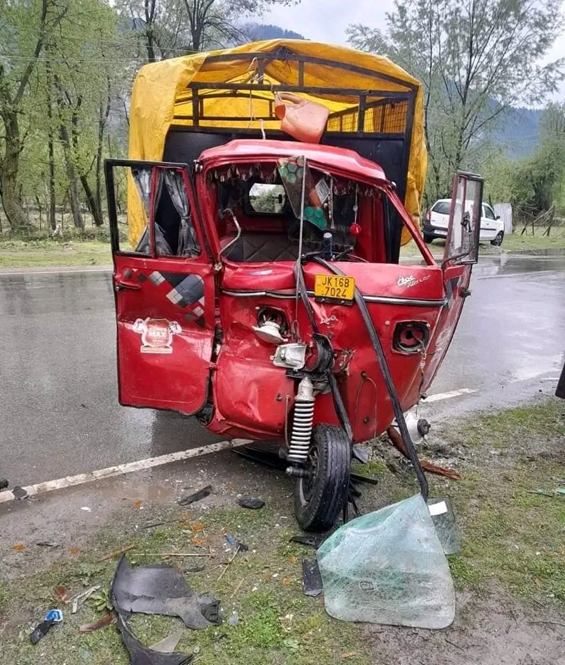 Two critically injured in Kangan road accident referred to SKIMS Soura