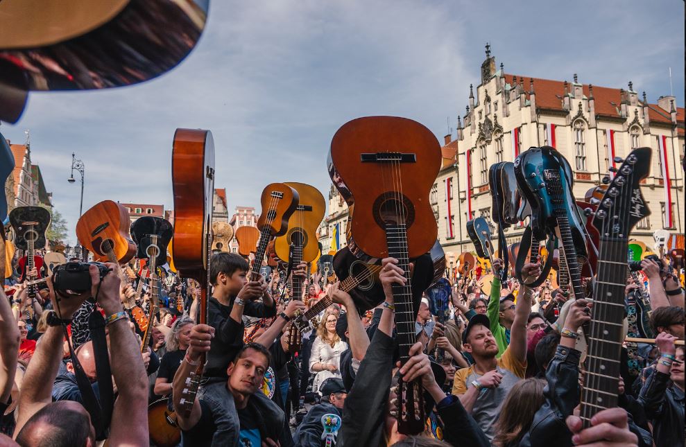 The annual Guitar World Record attempt, with guitar enthusiasts performing Hendrix's “Hey Joe” together, will take place on May 1st in Wroclaw's Market Square (southwestern Poland). Last year, 7967 people played the song, breaking the record once again. Wanna join 'em? 🎸 All…