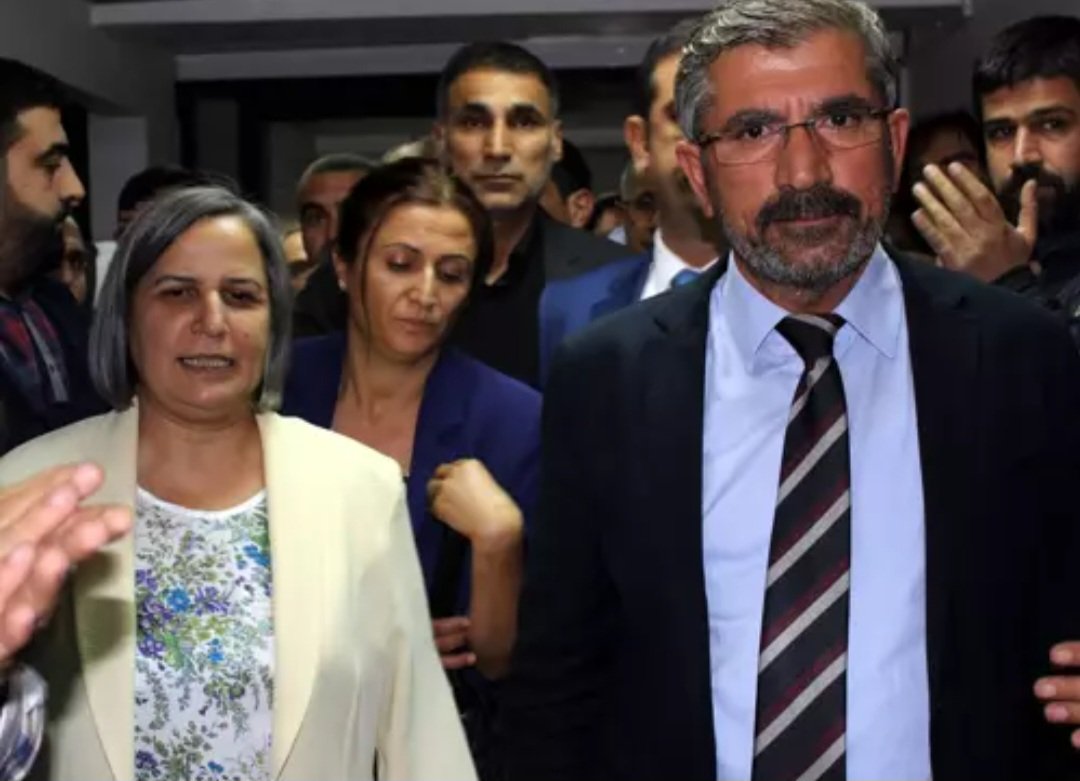 Kürt siyasetçileri uydurma iddianamelerle rehin alan yargı zihniyeti, Amed Baro Başkanı Tahir Elçi'nin katillerini aklama telaşındadır. Egemenlerin hukukunu kabul etmiyoruz...