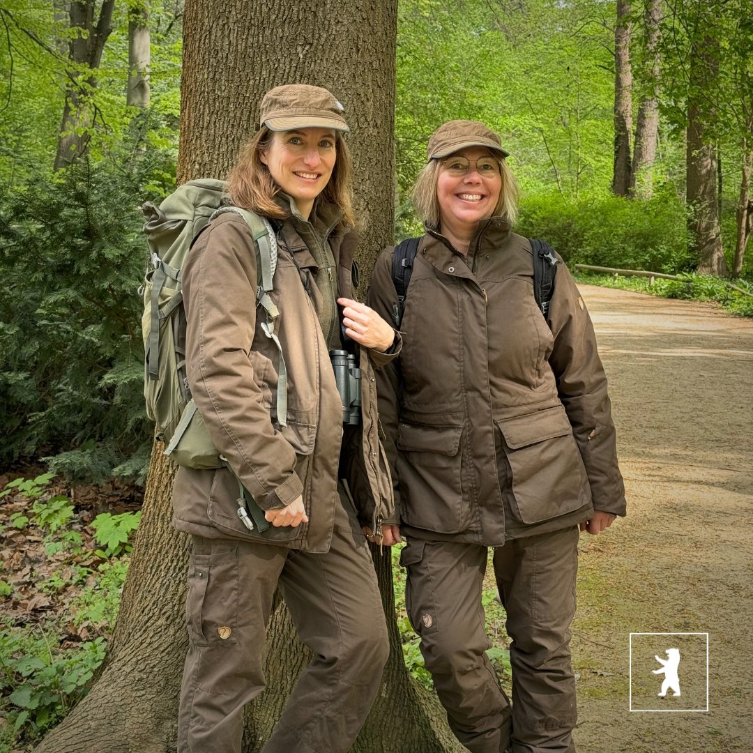 Kennt ihr schon die Stadtnatur-Rangerinnen aus Mitte? Simone Völker & Laura Damerius sind als Vermittlerinnen zwischen Mensch & Natur überall dort unterwegs, wo es in Mitte Stadtnatur gibt. Was die beiden genau machen erfahrt ihr in diesem Video. 🎞️➡️youtu.be/WpPWyGBuHPM