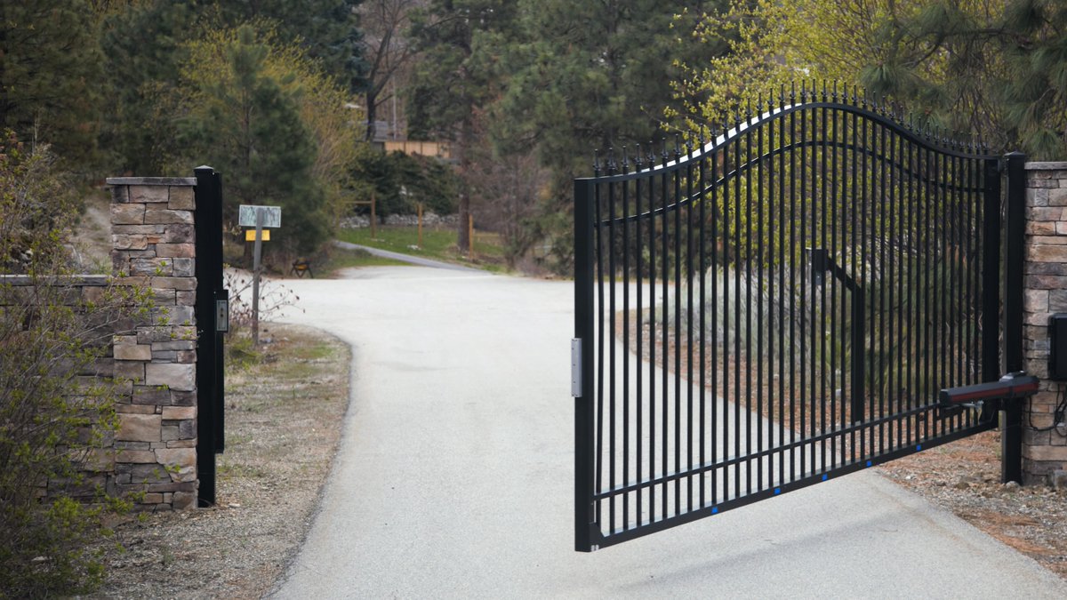TriStarSecurity's tweet image. Gates are your first line of defense against unauthorized access and intruders. With our robust gate solutions, you can protect your property while enhancing its aesthetic appeal. #GateSecurity #SecuritySolutions  #RobustSecurity