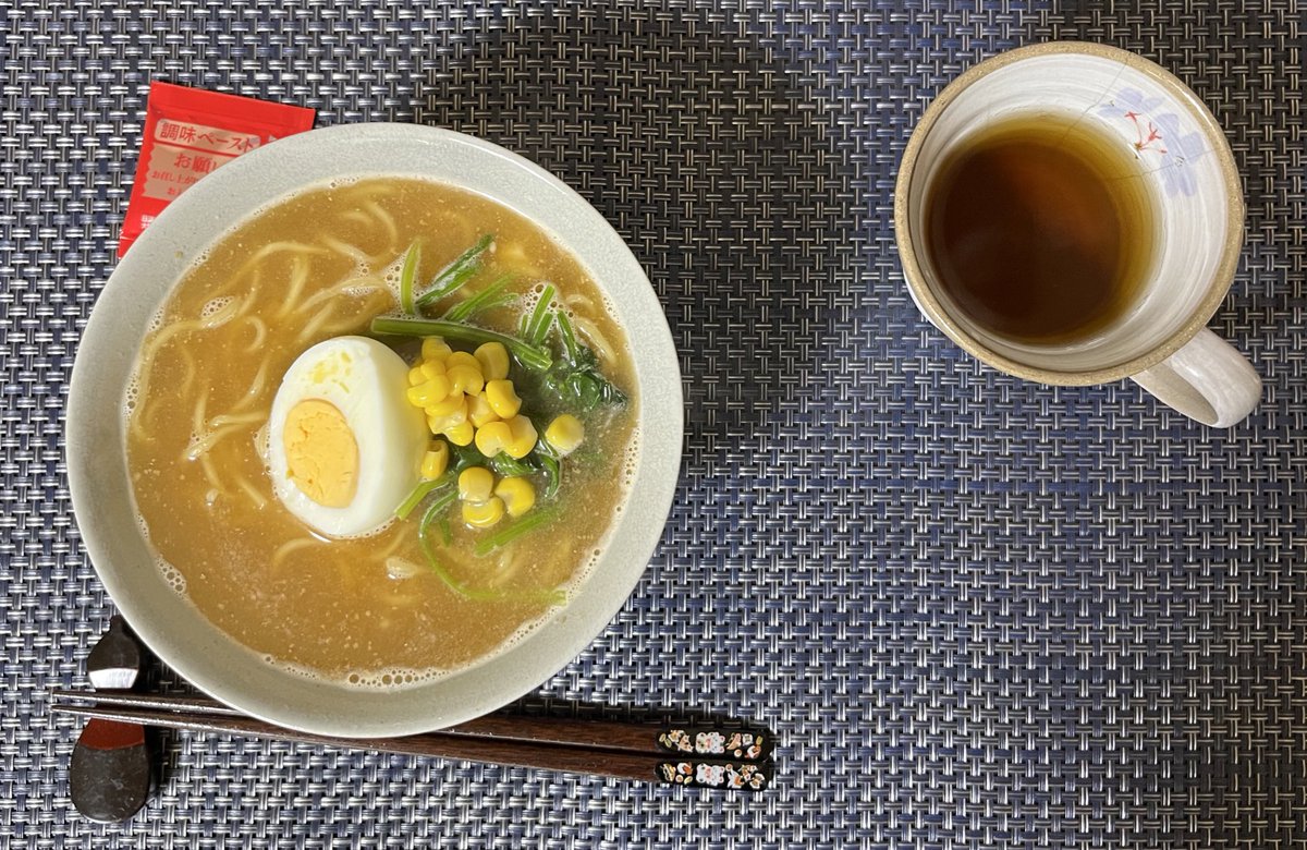 昼ごはんダニャ #ラ王　#担々麺 ゆで卵　ほうれん草　コーン🌽乗せ 麦茶 家にある物ごはんダニャ😅 #昼ごはん #おうちごはん