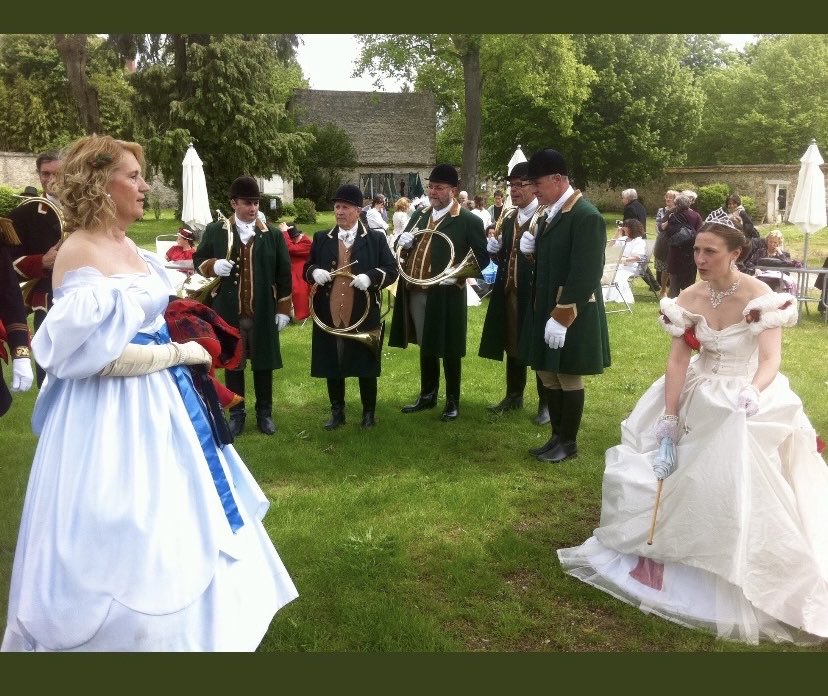 Pour maintenir la tradition les sonneurs honorent l’impératrice Eugénie réputée pour sa taille fine que ceint un corset. Accueillie par son hôtesse à la belle ceinture bleue, lieu où la St Hubert est respectée et où l’on ne montre pas son sein même à ⁦@arielSTRABONI⁩