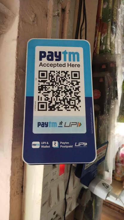උදේ මේ වගේ පොඩි කඩේකින් Chai එකක් බීලා ඉන්දියන්🇮🇳 වැසියන් එක්ක පොඩි කථාවක් දැම්මම මේ රට කොච්චර දියුණු වෙලාද කියලා හිතෙනවා... හැම කඩයකම QR payments ගන්නවා. මිනිස්සු මුදල් නෝට්ටු වලට වඩා QR payment එකට කැමතියි. ශ්‍රී ලංකාවට මේ වෙනස ඕන. #SriLankanInIndia #DigitalPayments 🇮🇳🇱🇰💰