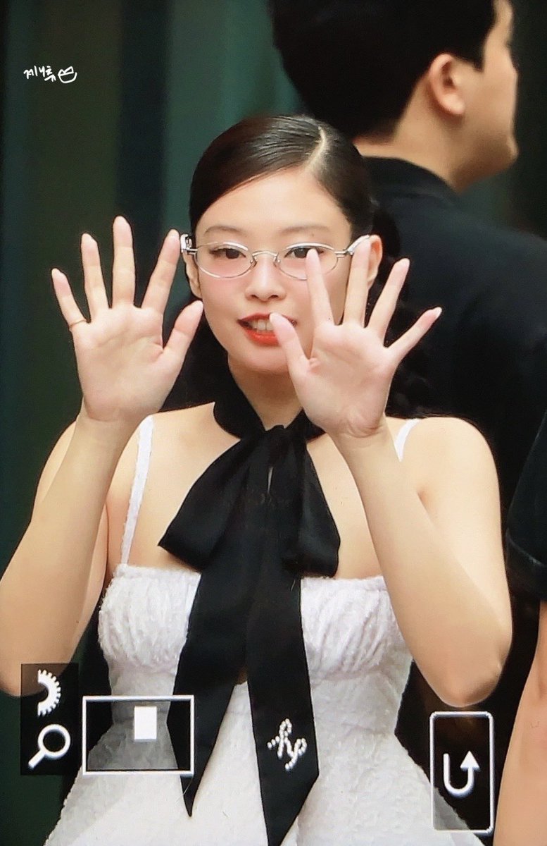 jnsource's tweet photo. jennie in tokyo for jentle salon https://t.co/0wEgXLEw0O