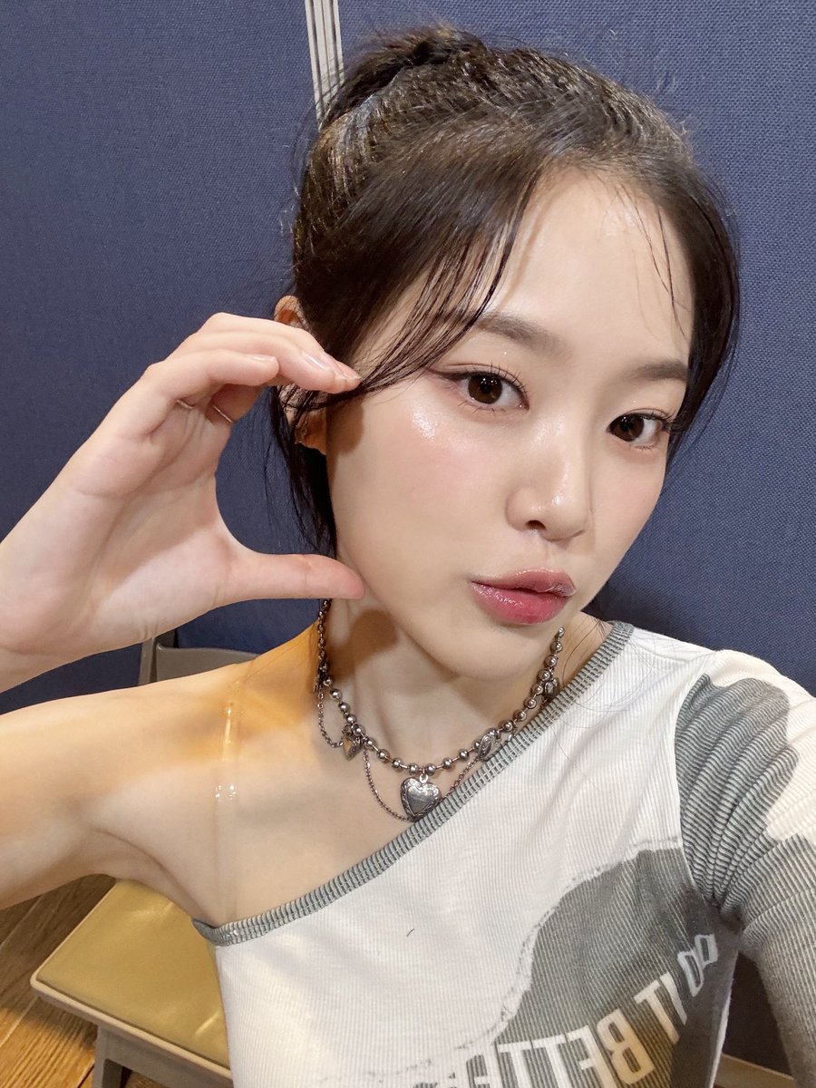 aeongc's tweet photo. ⭒ ┈ Just had to hop into the selca myself, making sure I didn’t miss out on the fun! Still with a glowing face and a cheeky half-heart pose just for C.Loo! 𖹭 https://t.co/vyuhSRHss0