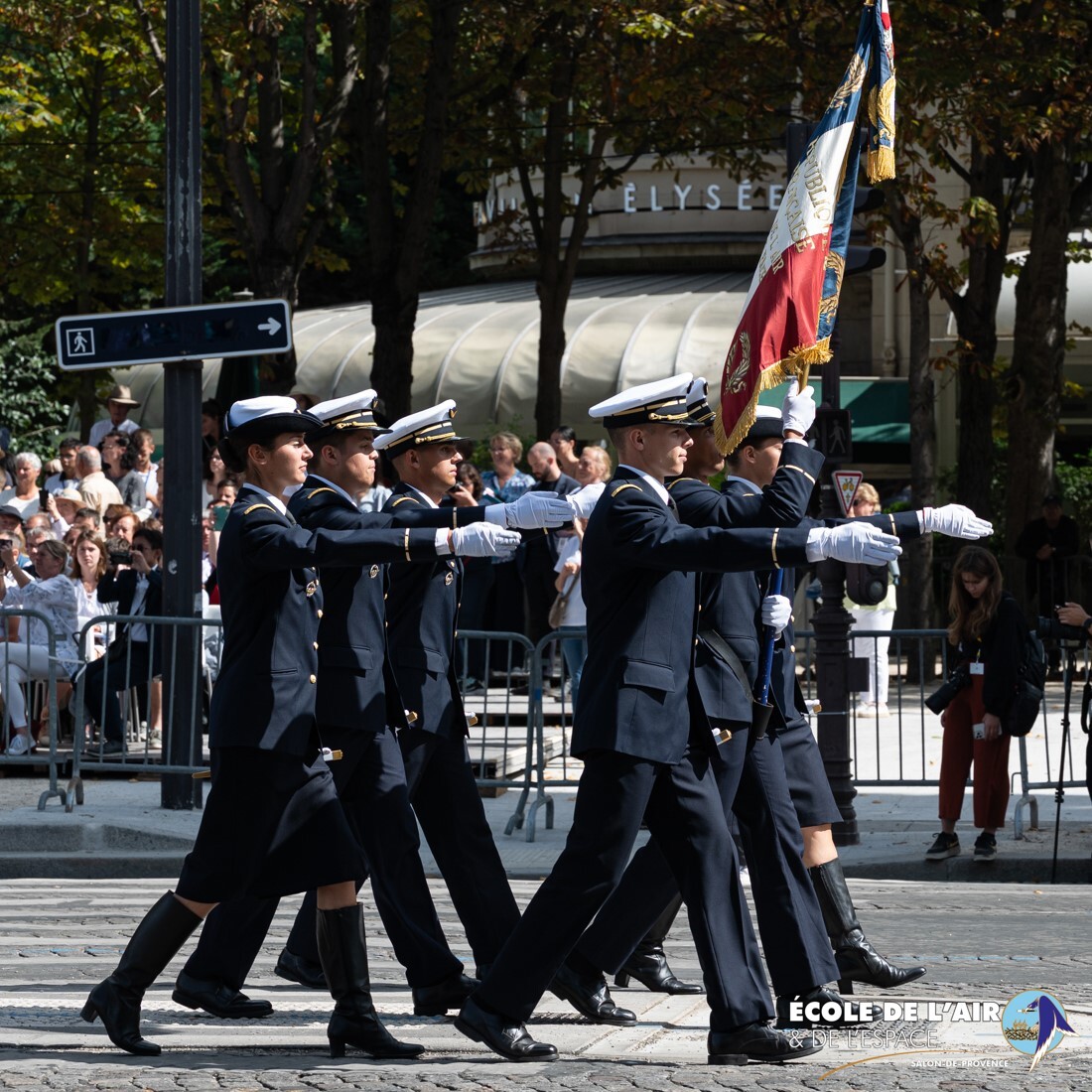 [#MondayMotivation] Le drapeau de l’École de l’air et de l’espace est décoré de multiples médailles militaires, témoignage du passé glorieux. De quoi motiver nos poussins à donner le meilleur d’eux-mêmes ! © A. Chaguet / armée de l'Air et de l'Espace #NotreDéfense